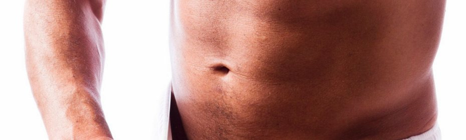 Egy férfi vákuumszivattyúval megnagyobbítja a péniszét